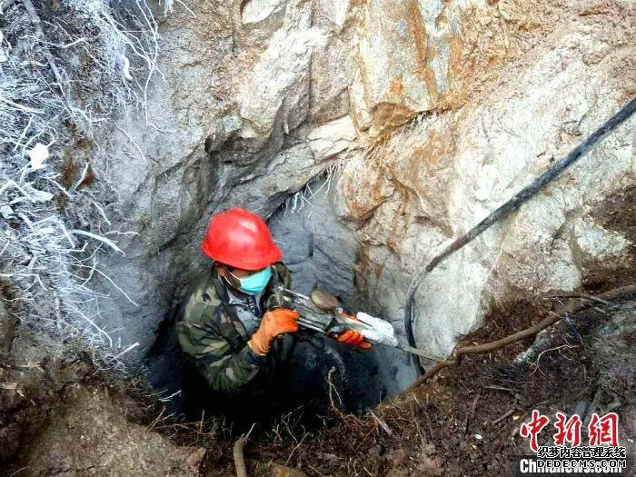 施工人员开挖电塔塔基。国网西藏电力有限公司 供图
