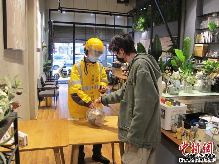 图为：外卖员从“TAIPEI”咖啡店取餐 张声雷 摄