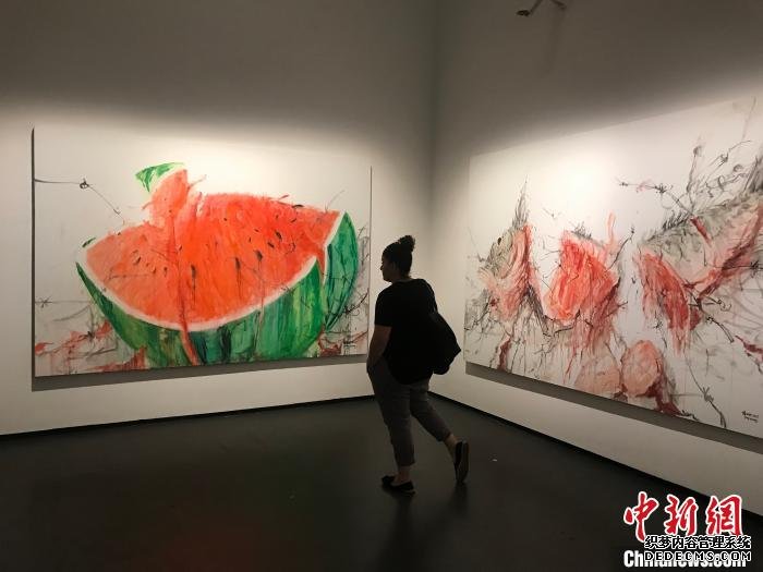 观众欣赏中国艺术家作品。　陶社兰 摄